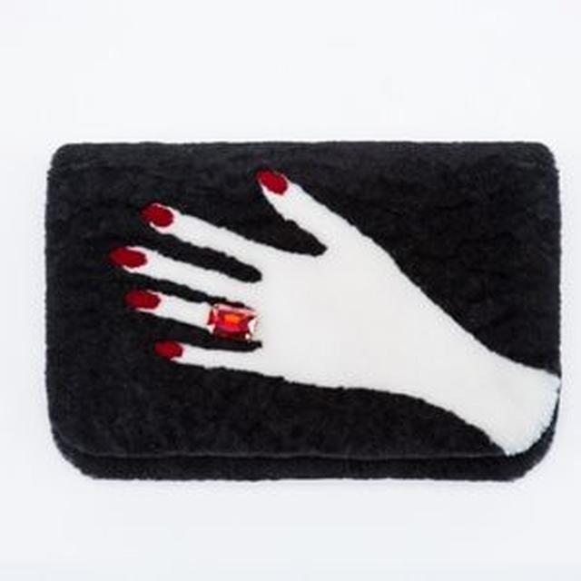 画像: クラッチバッグ:Hand With Ring Bag 約45,000円(450ドル)