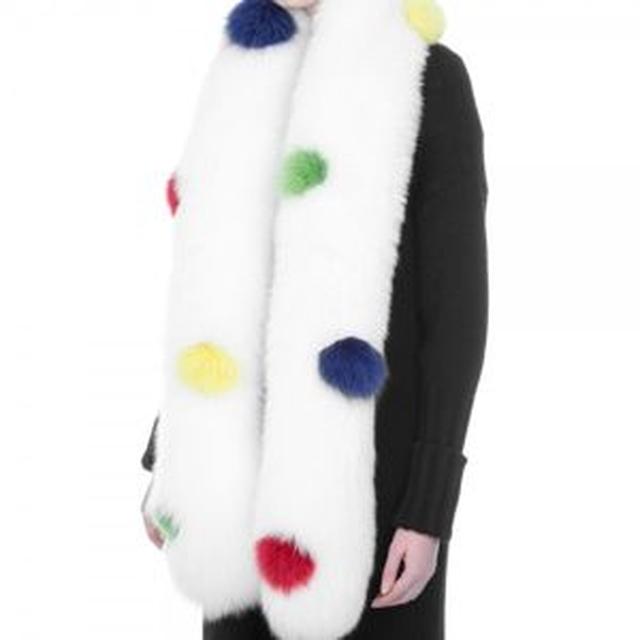 画像: スカーフ:Montpensier 約120,000円(1,200ドル)