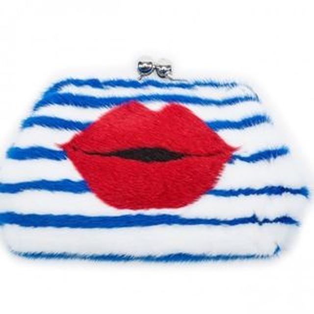 画像: クラッチバッグ:Parisian Kiss Bag 約85,000円(850ドル)