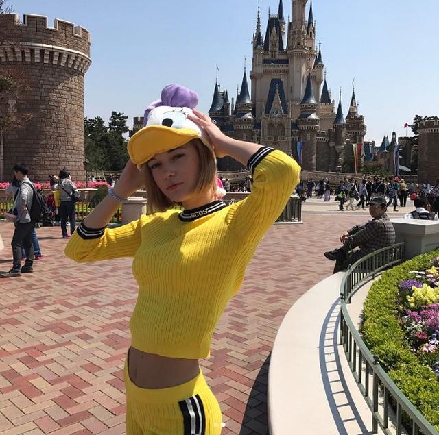 画像: サラ・シュナイダー、イベント出席前のオフを利用して東京ディズニーランドへ。