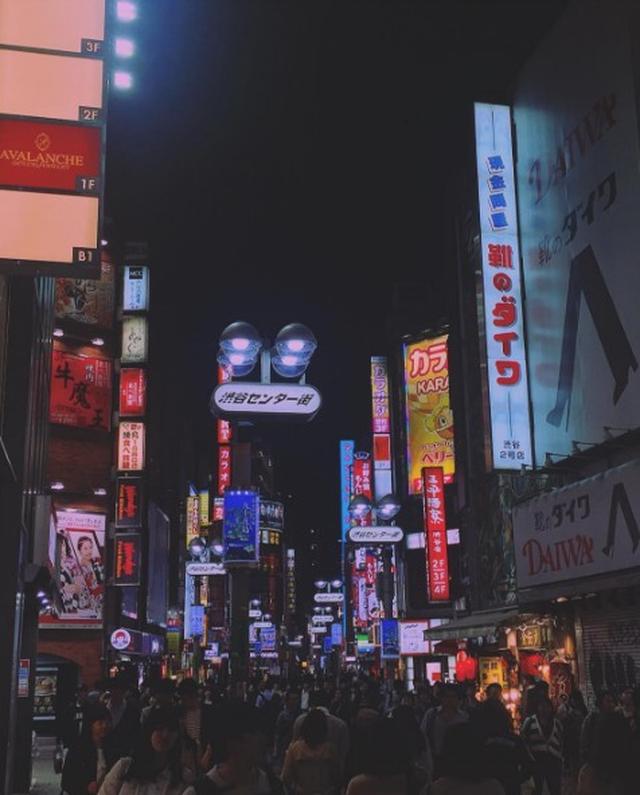 画像: ケニヤ・キンスキー・ジョーンズ、夜の渋谷に繰り出した。