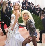 画像: レッドカーペット上でばったり会ったレディー・ガガとケイト・ハドソン。