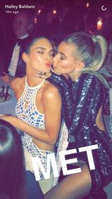 画像: ヘイリー・ボールドウィンがケンダル・ジェンナーとともに仲良しショットをアップ。 Hailey Baldwin