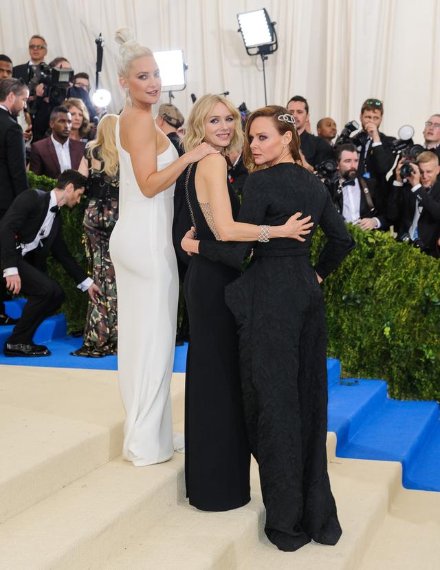 画像: ケイト・ハドソン(左)とステラ・マッカートニー(右)が女優のナオミ・ワッツを挟んで。