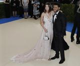 画像: セレーナ・ゴメスが持つチェリー柄バッグには、ある秘密が隠されていた