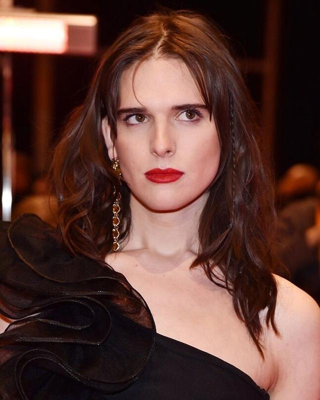 画像: Hari Nef