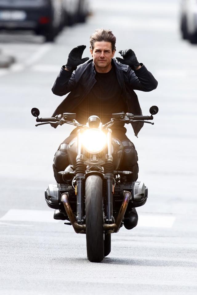 画像3: パリの道を封鎖してバイクで爆走