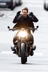 画像3: パリの道を封鎖してバイクで爆走