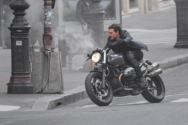 画像2: パリの道を封鎖してバイクで爆走