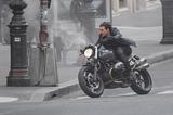 画像2: パリの道を封鎖してバイクで爆走