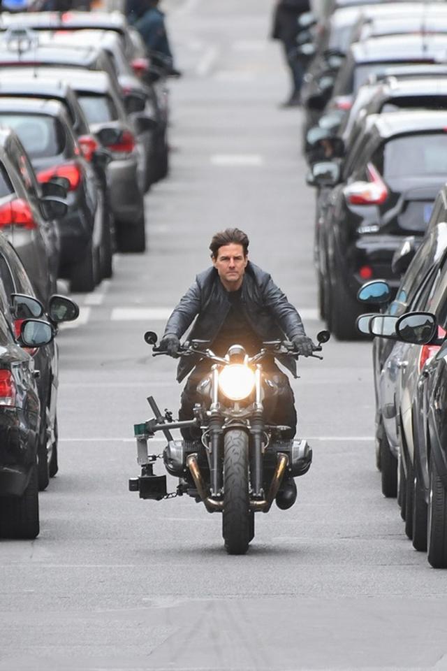 画像1: パリの道を封鎖してバイクで爆走