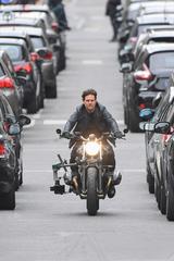 画像1: パリの道を封鎖してバイクで爆走