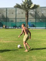 画像1: ツアーの合間のオフにサッカー