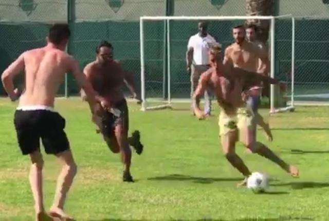 画像2: ツアーの合間のオフにサッカー