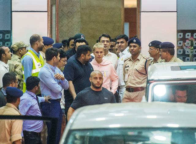 画像1: ジャスティン・ビーバー、インドで警備に囲まれながら空港から移動