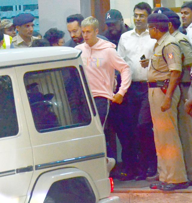 画像2: ジャスティン・ビーバー、インドで警備に囲まれながら空港から移動