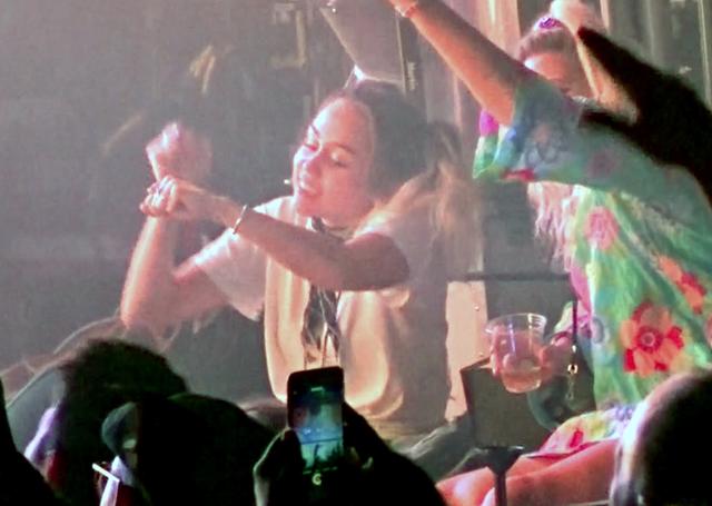 画像6: バンドのライブに出席したマイリー