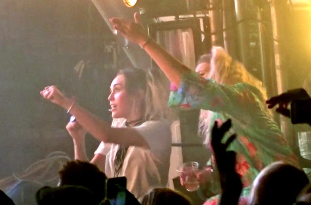 画像1: バンドのライブに出席したマイリー