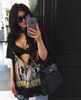 画像1: Tシャツをカットしてブラを見せる
