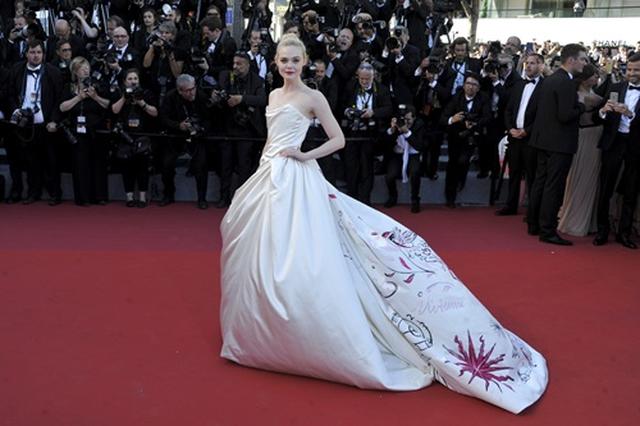 画像1: 【カンヌ映画祭】19歳女優、ヴィヴィアン・ウエストウッドのドレス姿がプリンセスのよう