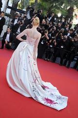 画像2: 【カンヌ映画祭】19歳女優、ヴィヴィアン・ウエストウッドのドレス姿がプリンセスのよう