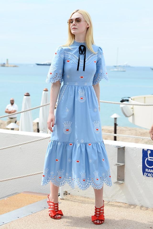 画像3: 柄ワンピースで海で大はしゃぎ