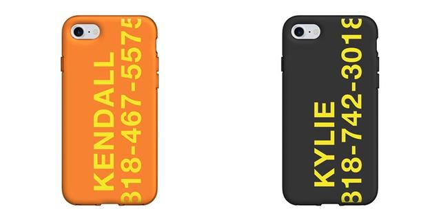 画像: ケンダルはオレンジ、カイリーは黒のTシャツとスマホケース。