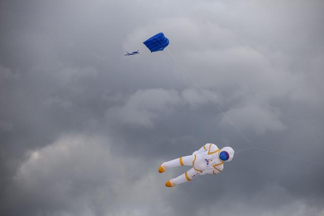 画像2: 空に浮かんでいるものは一体…