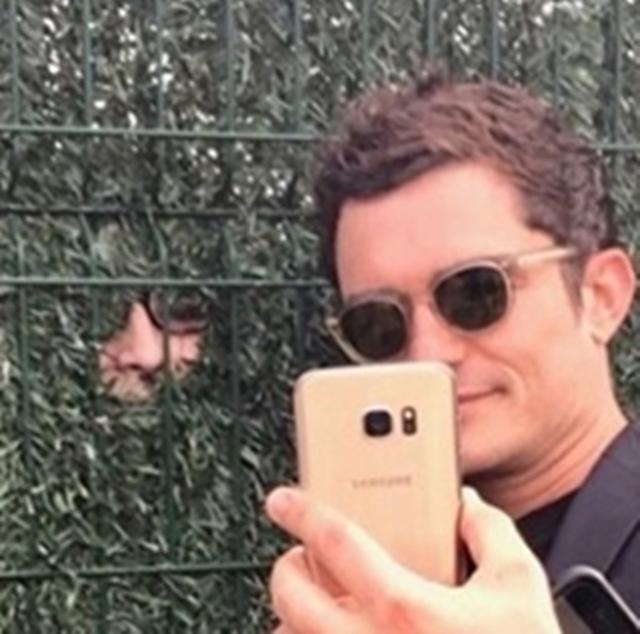 画像2: どこにいる? 必死にオーランド・ブルームと写真を撮ろうとするファンが微笑ましい