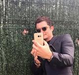 画像1: どこにいる? 必死にオーランド・ブルームと写真を撮ろうとするファンが微笑ましい