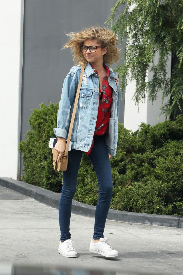 画像1: 【セレブの私服】サラ・ハイランドの休日はアディダスのスニーカーでラフに