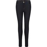 画像: セレーナ着用デニム:J Brand https://www.jbrandjeans.com/
