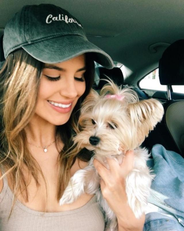 画像: 愛犬と車内でセルフィー。