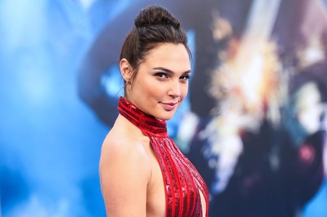 画像: ワンダーウーマン役を演じるガル・ガボット。