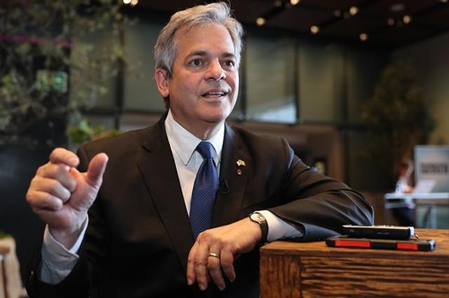 画像: オースティンのスティーヴ・アドラー市長。