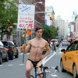 画像: NYで裸の男性が独自のプロテスト