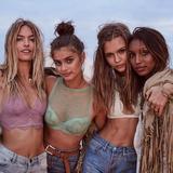 画像: 左からマーサ・ハント、テイラー・ヒル、ジョセフィン・スクライヴァー、ジャスミン・トゥークス。
