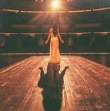 画像: リア・ミシェル 、劇場のステージに立ちスポットライトに照らされて。©Lea Michele