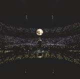画像: ショーン・メンデス 、観客たちのスマホライトが灯された会場を眺めて。©Shawn Mendes