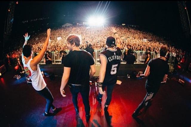 画像: ファイヴ・セカンズ・オブ・サマー 、ブリスベンの群衆の前に立って。©5SOS