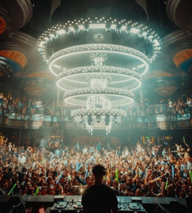 画像: カルヴィン・ハリス 、超満員のイベントスペースでDJする時の景色。©Calvin Harris