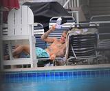 画像5: ジャスティン・ビーバー、女性とプールで乳首タッチ
