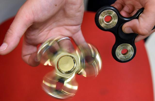 画像: 回るの?大人気のハンドスピナーがネイルアートに…その出来は