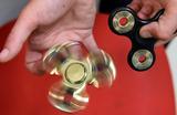 画像: 回るの?大人気のハンドスピナーがネイルアートに…その出来は