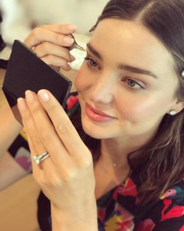 画像1: 薬指に指輪がチラリ!ミランダ・カーが結婚後初めて公の場に姿を現す