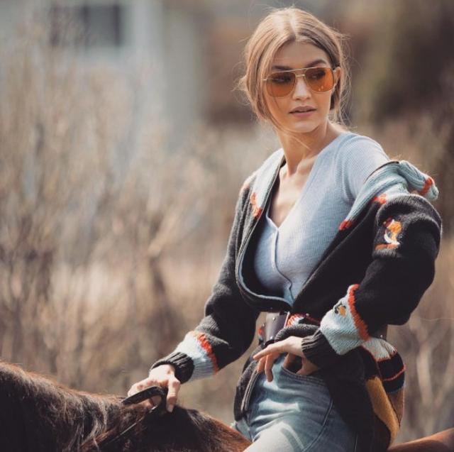 画像: ジジ・ハディッド、VOGUE eyewearとコラボしてサングラスコレクションを発表