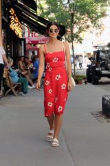 画像1: 【セレブの私服】リリー・オルドリッジの夏ムードたっぷりなワンピーススタイル