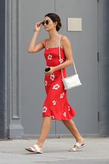 画像2: 【セレブの私服】リリー・オルドリッジの夏ムードたっぷりなワンピーススタイル