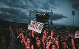 画像: アリアナ主催の慈善公演で「No Fear(恐れない)」とテロに屈しないという意味のスローガンを書いたカードかざす観客たち。©Ariana Grande