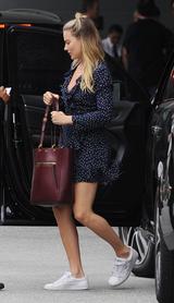 画像2: 女優マーゴット・ロビーに学ぶ、大人可愛いワンピース・コーディネート